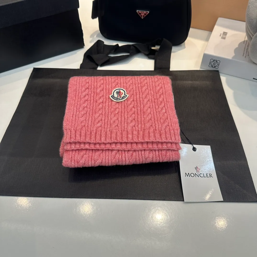 P90 MONCLER, classic cashmere and rabbit fleece quality! It's warm and super comfortable~A magical tool for young ladies to reduce their age in winter~This is the only thing you need this winter that's both warm and fashionable! Unisex model! Can be made as a couple model