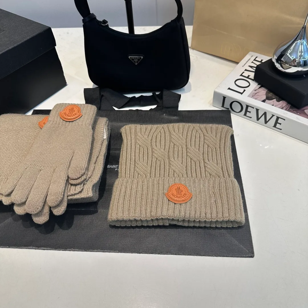 P150 Moncler three-piece muzzle suit autumn and winter cuffed wool knitted beanie. High-quality customization! This must be my favorite of minimalism. It is clean, neat, fashionable and versatile, and will definitely not be picky about your face shape! A fashionable classic that lasts forever! Both men and women are welcome!