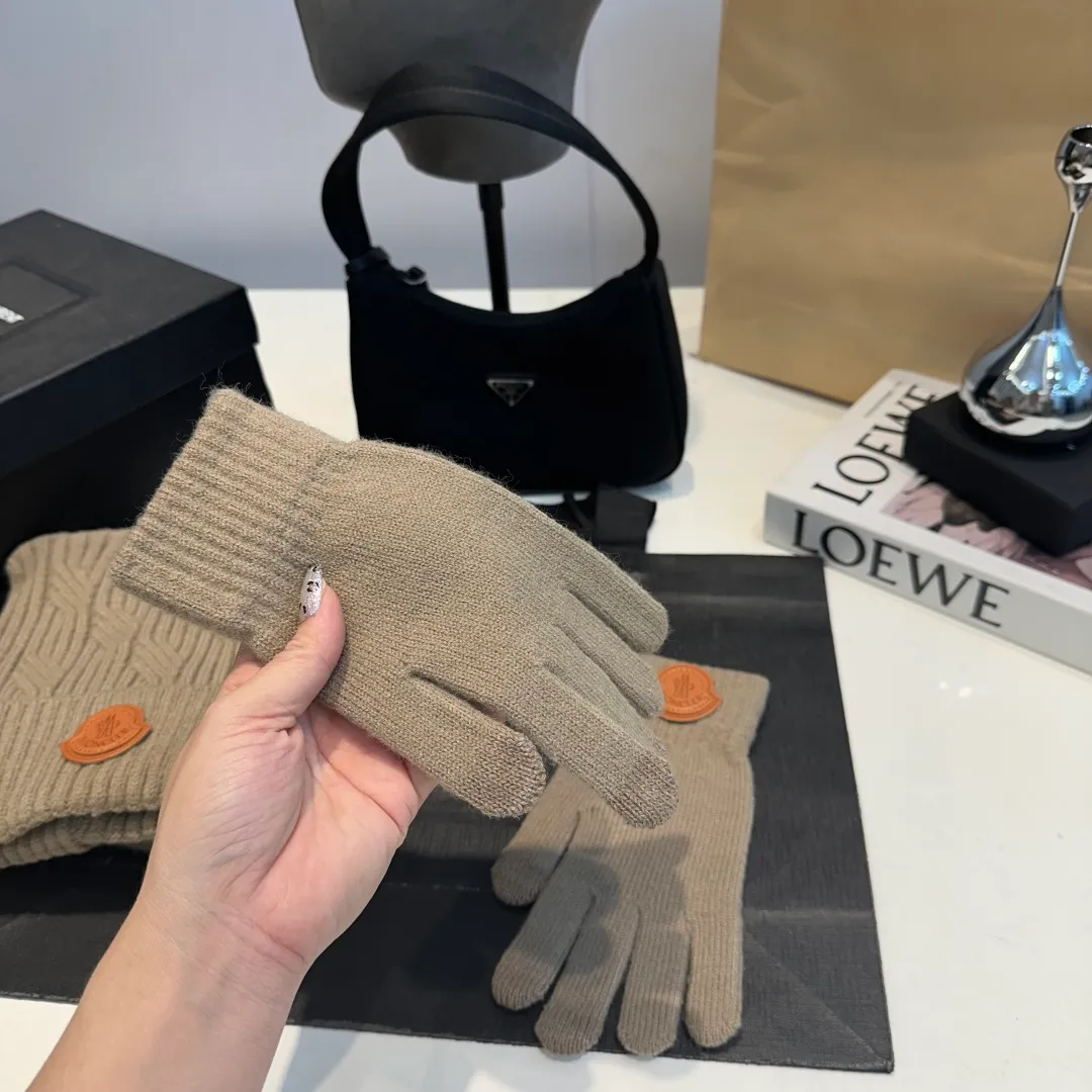 P150 Moncler three-piece muzzle suit autumn and winter cuffed wool knitted beanie. High-quality customization! This must be my favorite of minimalism. It is clean, neat, fashionable and versatile, and will definitely not be picky about your face shape! A fashionable classic that lasts forever! Both men and women are welcome!