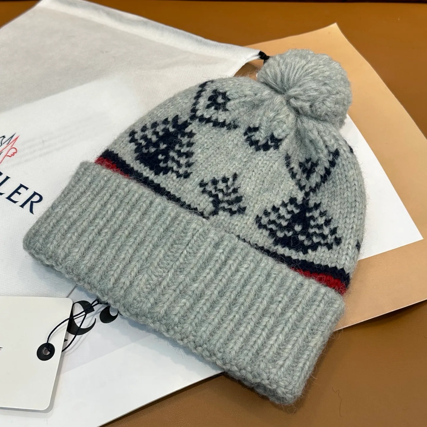 P70 high version Moncler knitted hat with mouth, very soft and skin-friendly, very elastic 💓 Textured and very versatile style ~ Warm cashmere woolen hat, one size fits all and elastic ~ Unisex, can be worn by any head size. Super quality, highly recommended