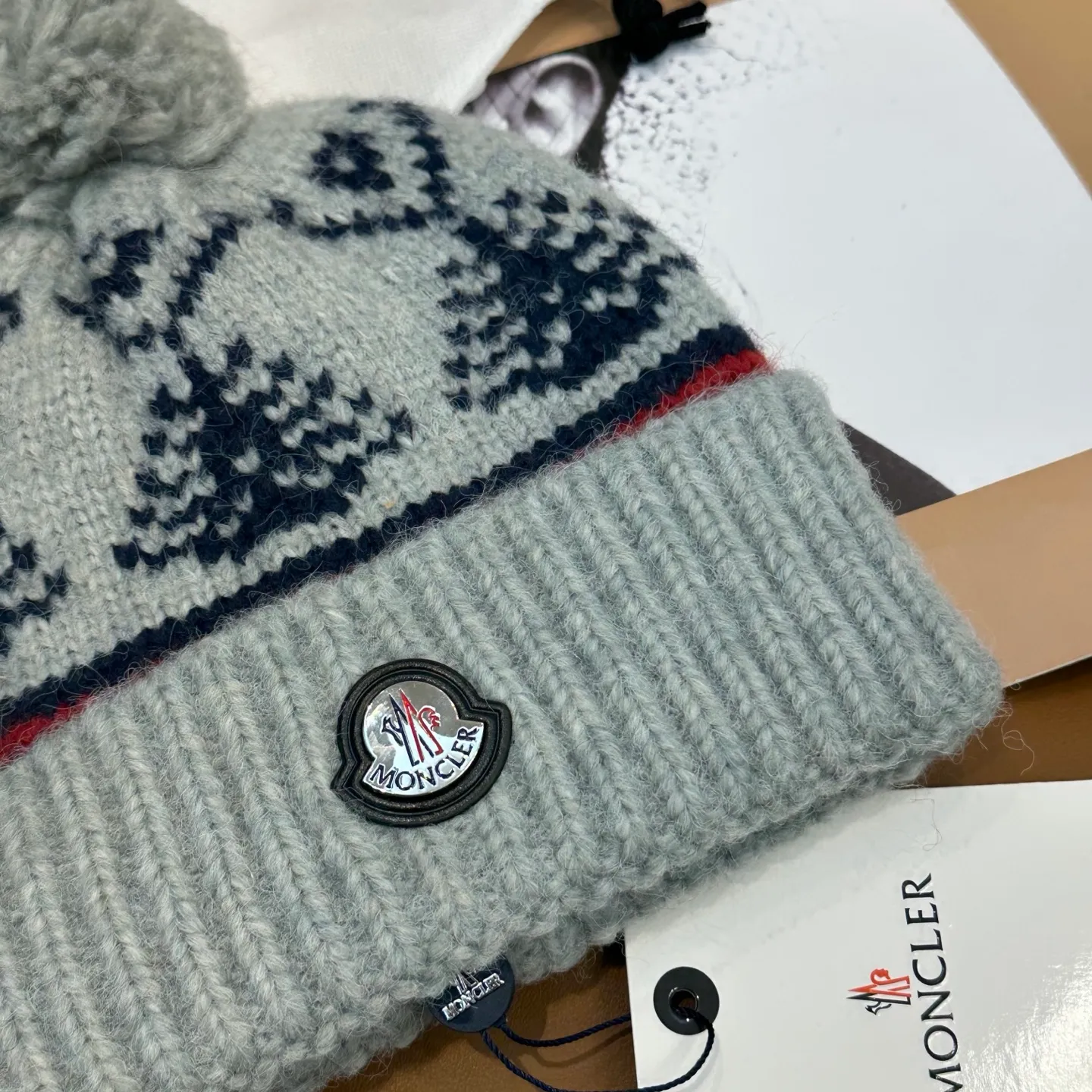 P70 high version Moncler knitted hat with mouth, very soft and skin-friendly, very elastic 💓 Textured and very versatile style ~ Warm cashmere woolen hat, one size fits all and elastic ~ Unisex, can be worn by any head size. Super quality, highly recommended