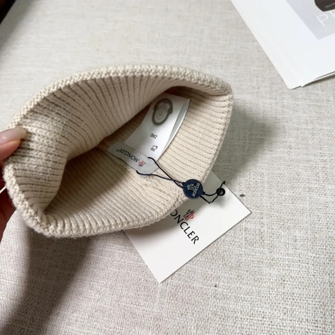 💰40 Moncler Moncler 💥Official website classic knitted hat, replica of the original. Very soft and skin-friendly, very elastic 💓 Textured and very versatile style ~ Warm cashmere woolen hat, one size fits all and elastic ~ Unisex, can be worn by any head size. Super quality, highly recommended