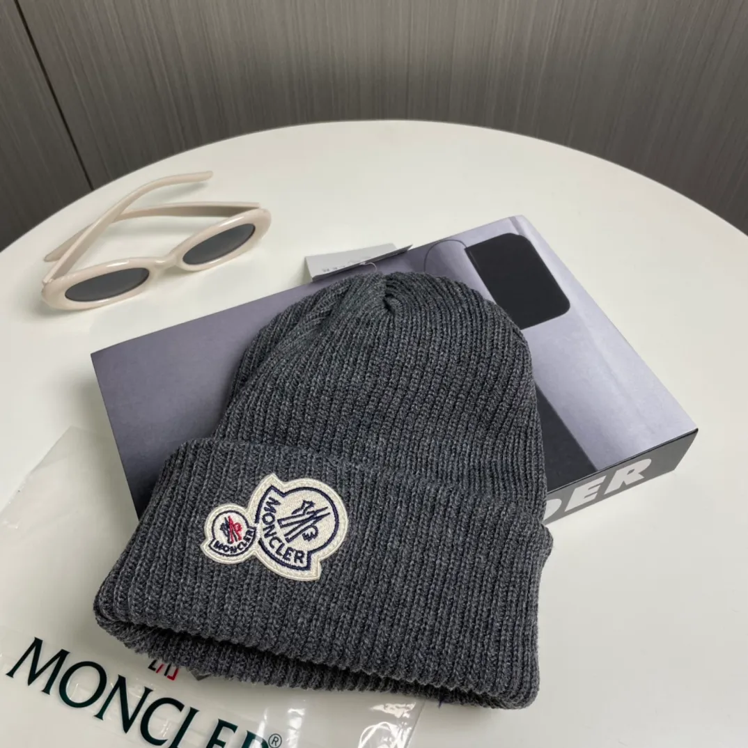 P56 comes with a dust bag for Moncler💥 Official website classic knitted hat, original replica. Very soft and skin-friendly, very elastic 💓 Textured and very versatile style ~ Warm cashmere woolen hat, one size fits all and elastic ~ Unisex, can be worn by any head size. Super quality, highly recommended