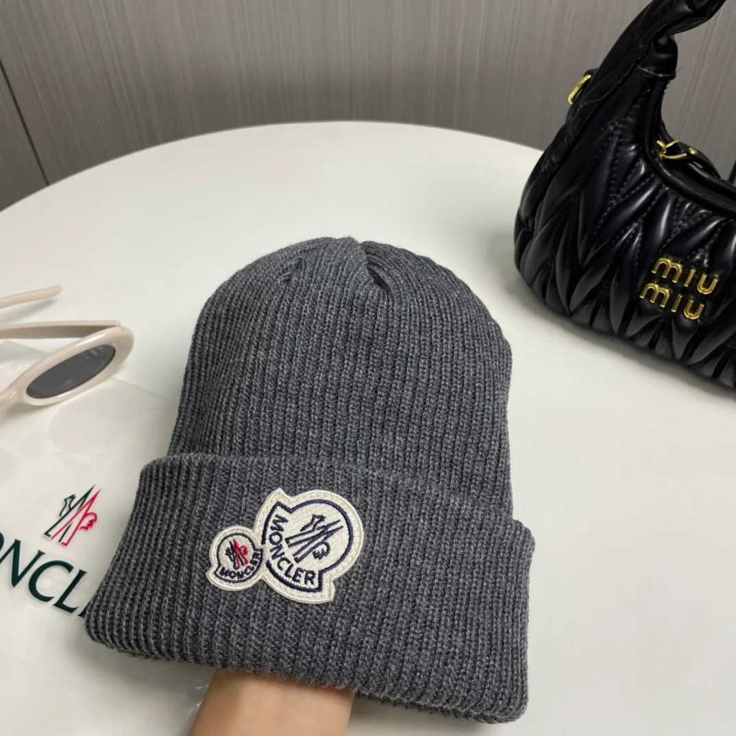 P56 comes with a dust bag for Moncler💥 Official website classic knitted hat, original replica. Very soft and skin-friendly, very elastic 💓 Textured and very versatile style ~ Warm cashmere woolen hat, one size fits all and elastic ~ Unisex, can be worn by any head size. Super quality, highly recommended