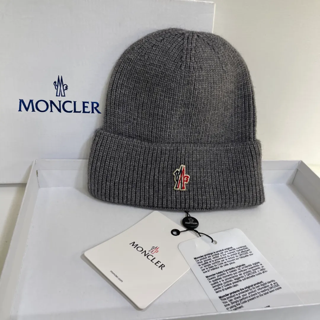 MONCLER muzzled cashmere beanie, paired with a down jacket, full of fashion sense