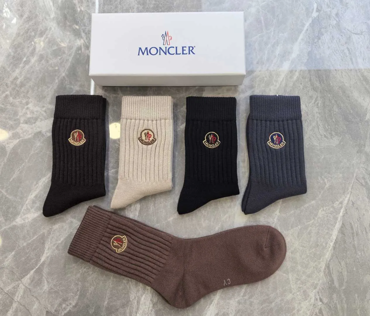 Special P100💛 Comes with counter packaging MONCLER’s latest cashmere embroidered mid-length pile socks! Five pairs in a box, synchronized tube socks at the counter, 💛 big brands are out, a must-have for fashionistas 🔥 super easy to match