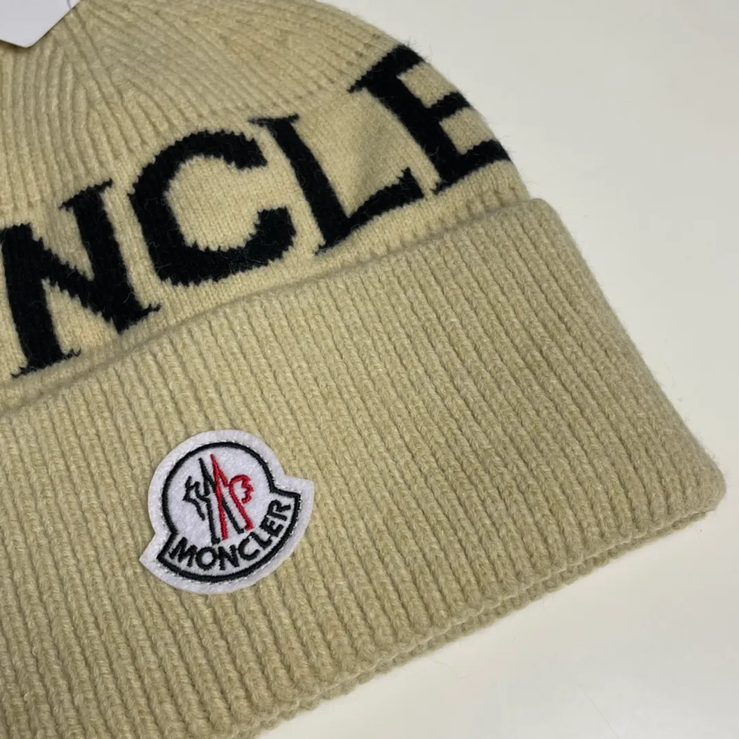 P60 Moncler 💥 Official website classic knitted hat, replica of the original. Very soft and skin-friendly, very elastic 💓 Textured and very versatile style ~ Warm cashmere woolen hat, one size fits all and elastic ~ Unisex, can be worn by any head size. Super quality, highly recommended