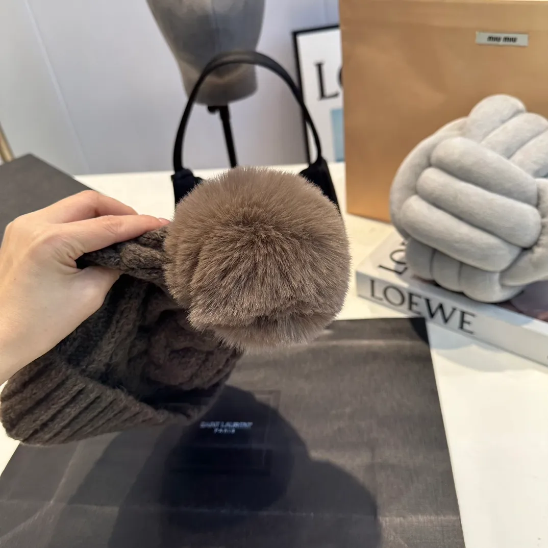 P70 Moncler 💥 Official website classic knitted hat, replica of the original. Very soft and skin-friendly, very elastic 💓 Textured and very versatile style ~ Warm cashmere woolen hat, one size fits all and elastic ~ Unisex, can be worn by any head size. Super quality, highly recommended