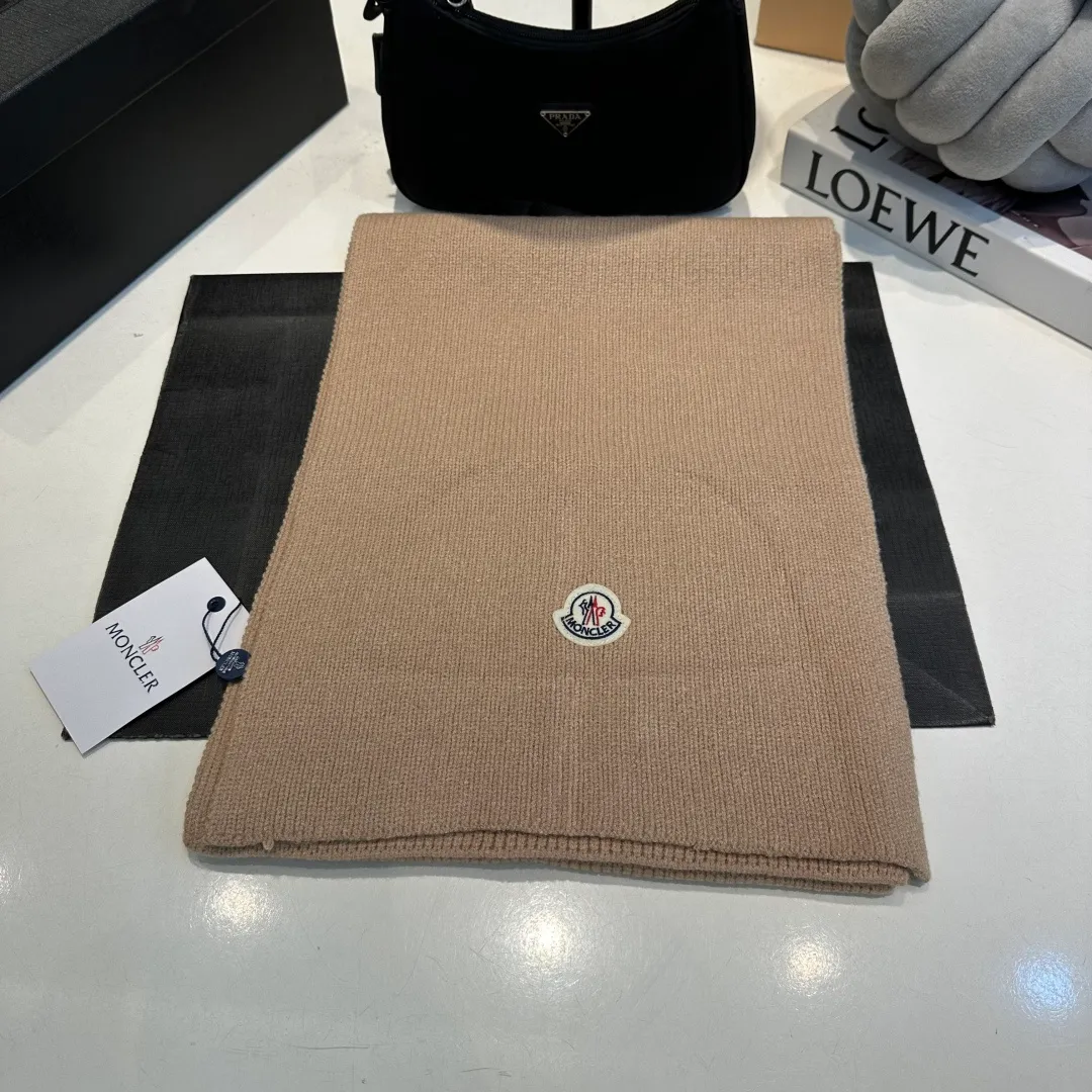 P130 Moncler autumn and winter counter style knitted beanie + scarf with classic pattern, warm and fashionable! Fashionable and popular 🌸First-class texture, pure wool