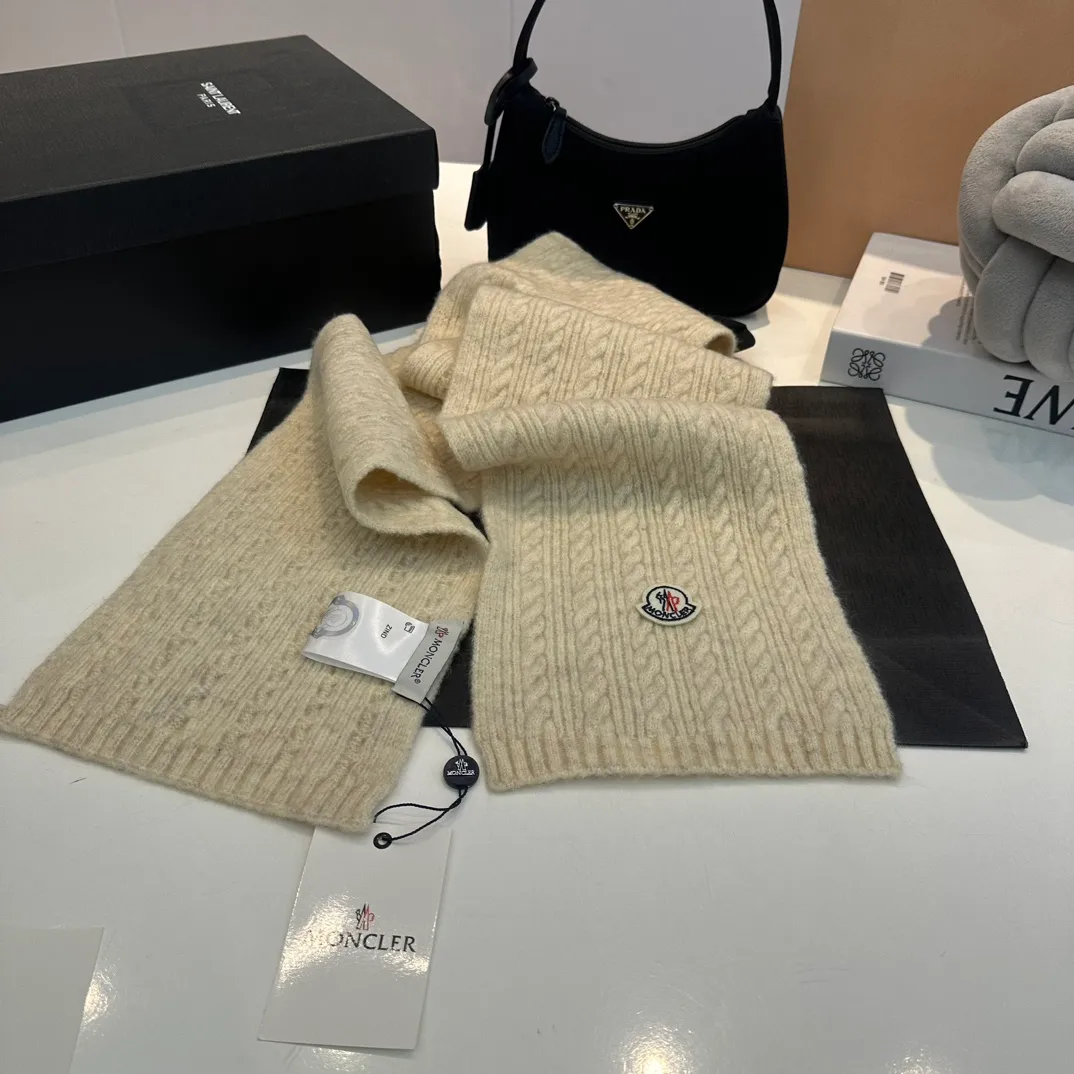 P90 MONCLER, classic cashmere and rabbit fleece quality! It's warm and super comfortable~A magical tool for young ladies to reduce their age in winter~This is the only thing you need this winter that's both warm and fashionable! Unisex model! Can be made as a couple model