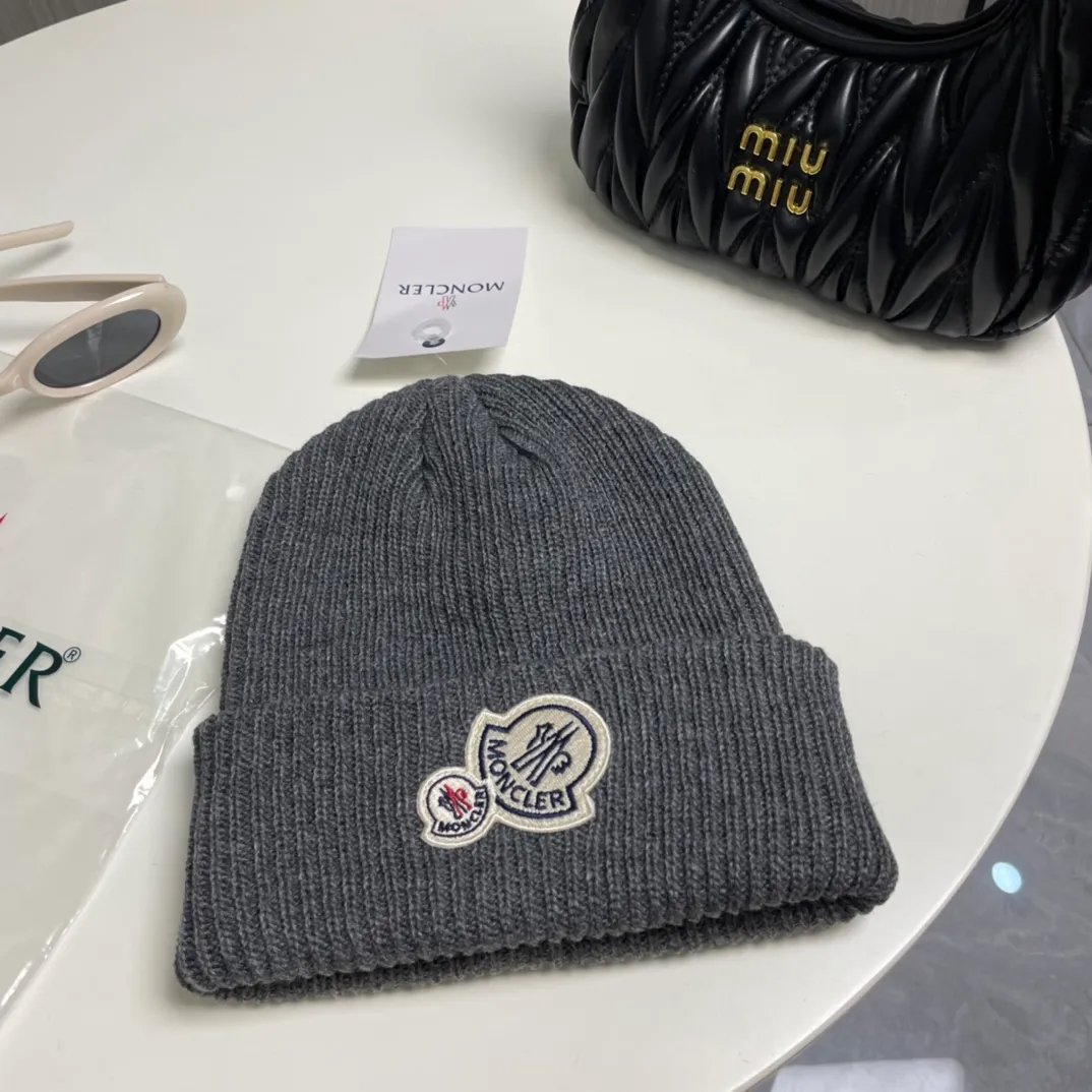 P66 comes with a dust bag for Moncler💥Official classic knitted hat, replica of the original. Very soft and skin-friendly, very elastic💓Texy and very versatile style~ Warm cashmere woolen hat, one size fits all and elastic~ Unisex, can be worn by any head size. Excellent quality, highly recommended