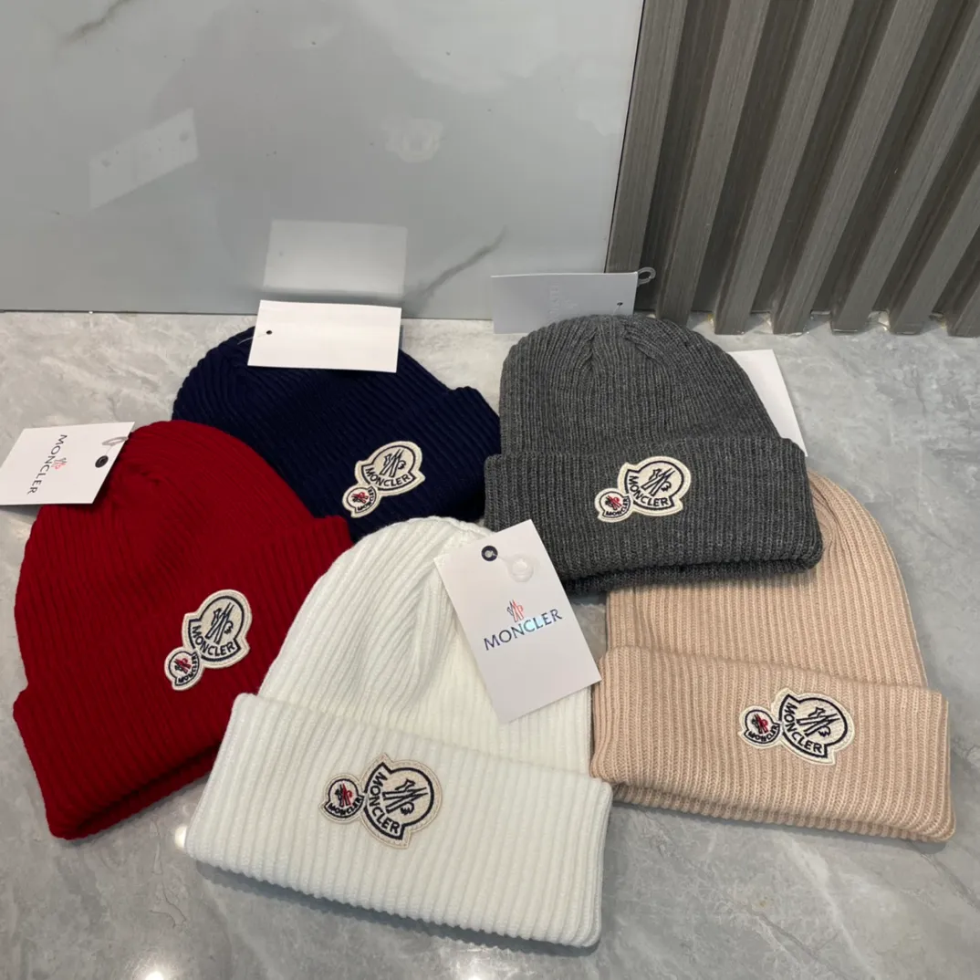 P66 comes with a dust bag for Moncler💥Official classic knitted hat, replica of the original. Very soft and skin-friendly, very elastic💓Texy and very versatile style~ Warm cashmere woolen hat, one size fits all and elastic~ Unisex, can be worn by any head size. Excellent quality, highly recommended
