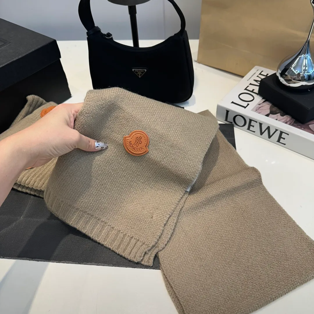 P150 Moncler three-piece muzzle suit autumn and winter cuffed wool knitted beanie. High-quality customization! This must be my favorite of minimalism. It is clean, neat, fashionable and versatile, and will definitely not be picky about your face shape! A fashionable classic that lasts forever! Both men and women are welcome!