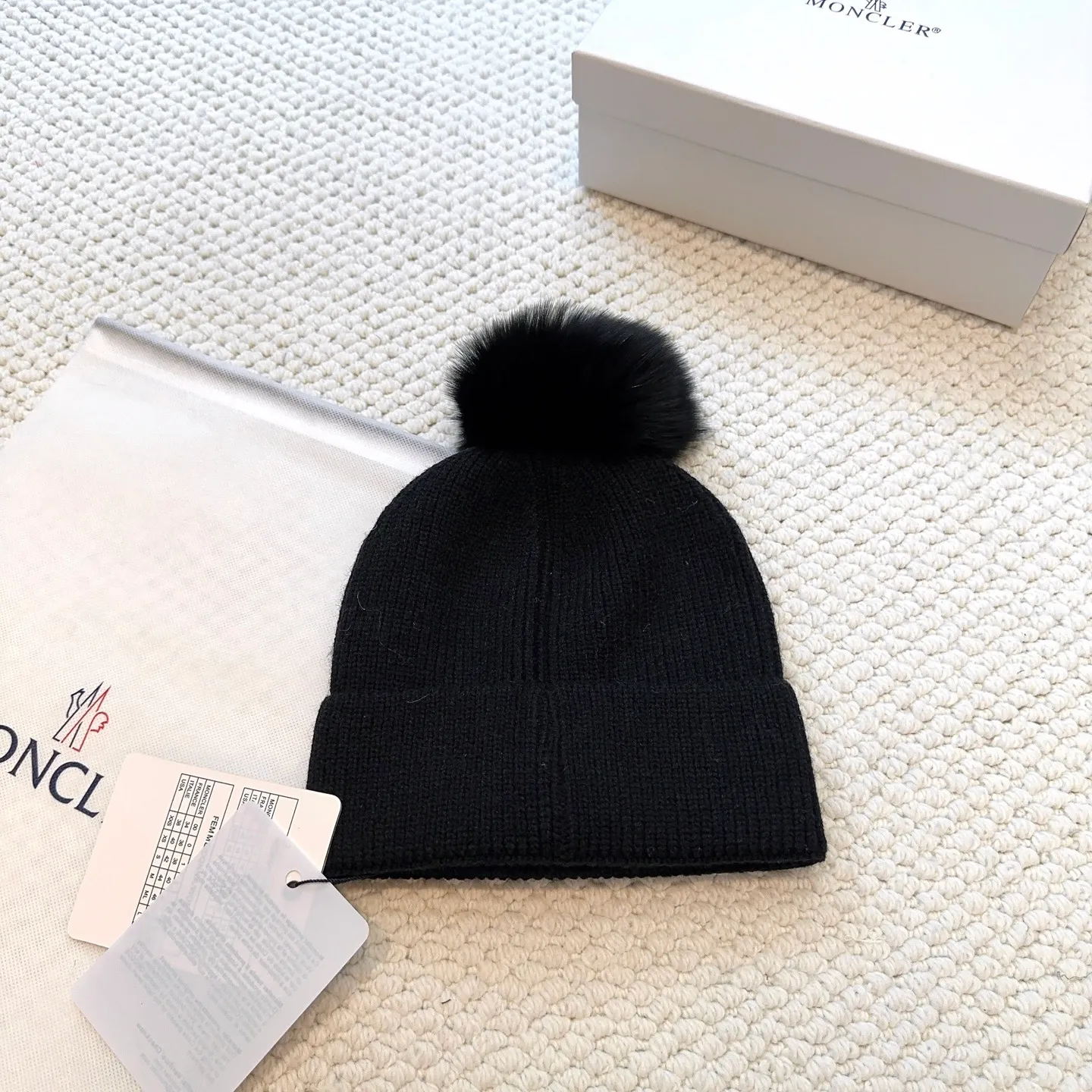 P80 with dust bag, high version Moncler Moncler 💥Official website classic knitted hat, replica of the original. Very soft and skin-friendly, very elastic 💓 Textured and very versatile style ~ Warm cashmere woolen hat, one size fits all and elastic ~ Unisex, can be worn by any head size. Super quality, highly recommended