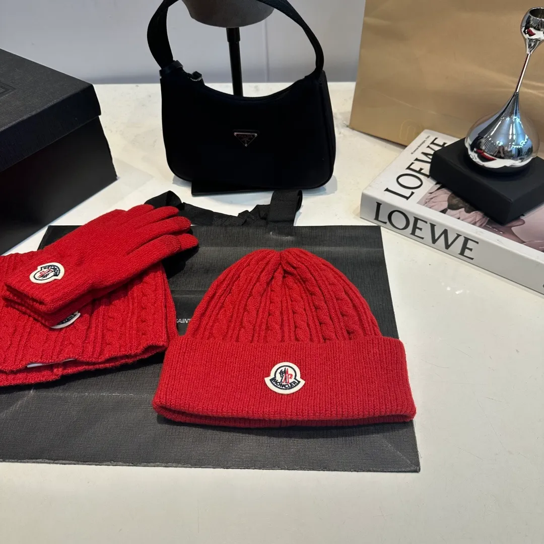 p140 Moncler muzzle suit hat + gloves + scarf autumn and winter style knitted beanie. This must be a minimalist favorite. It is clean, neat, fashionable and versatile, and will never be picky about your face shape! A fashionable classic that lasts forever! Both men and women are welcome