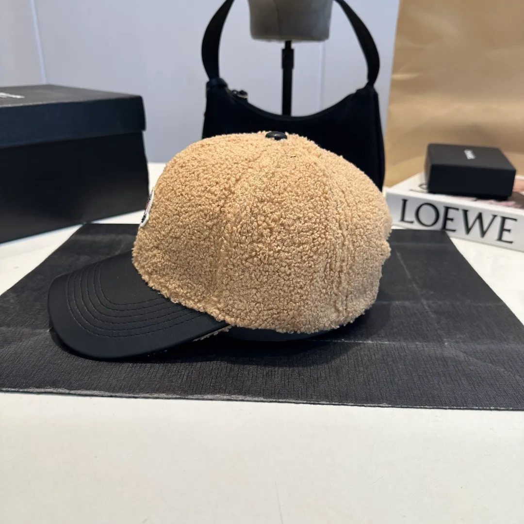 P 54 MONCLER lambswool and leather baseball cap with mouth, suitable for young and fashionable people, with strong visual effect, three-dimensional letters, good-looking and high-quality!