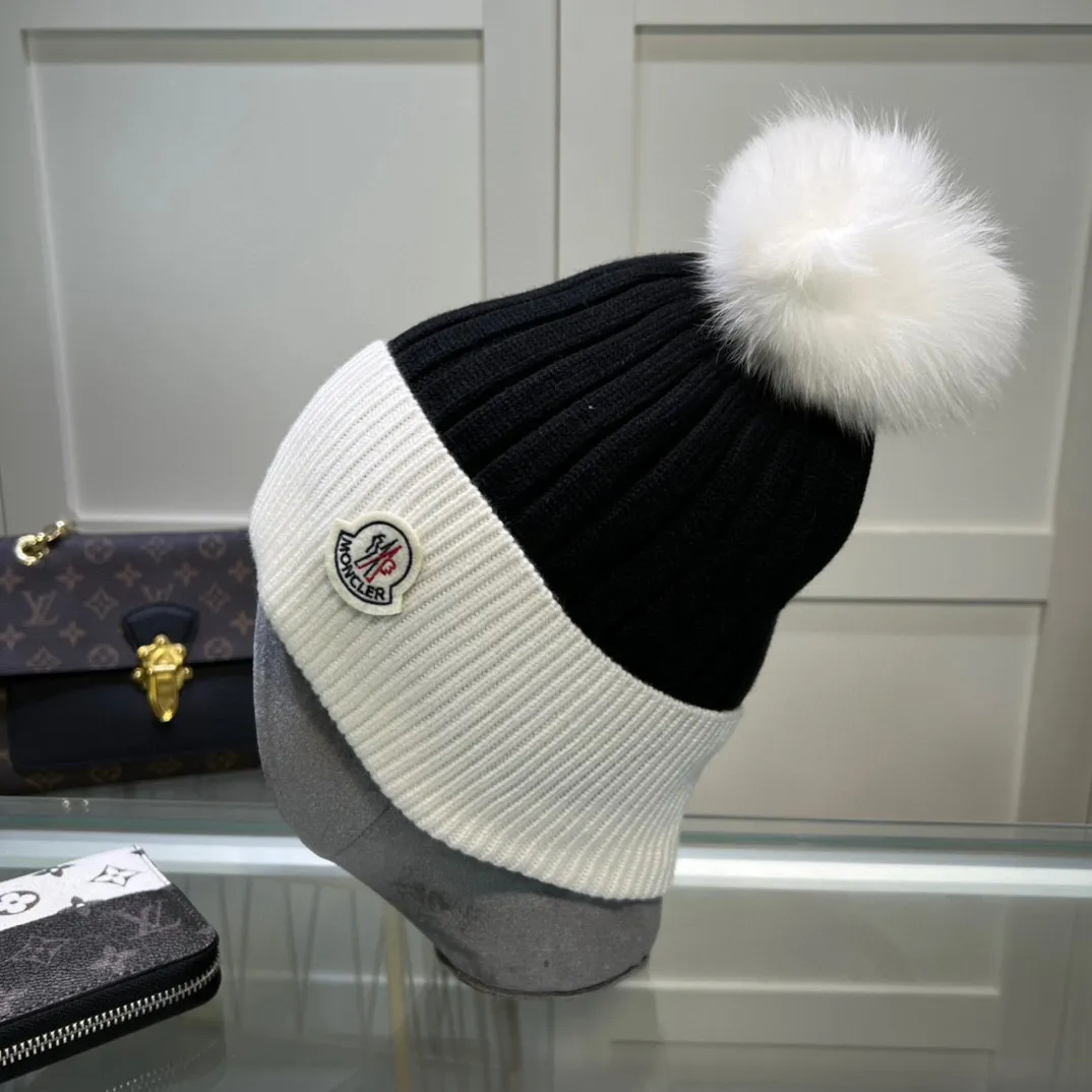 P80 comes with dust bag MONCLER Mouth Covered 🎩 Wool knitted beanie, the ball is removable and can be matched as you like, good quality, high-end, and super soft! Super hot💖The texture is great and it’s great to match when out on the street! Fashion trends! A must-have item for winter, the same style for men and women, get it now!
