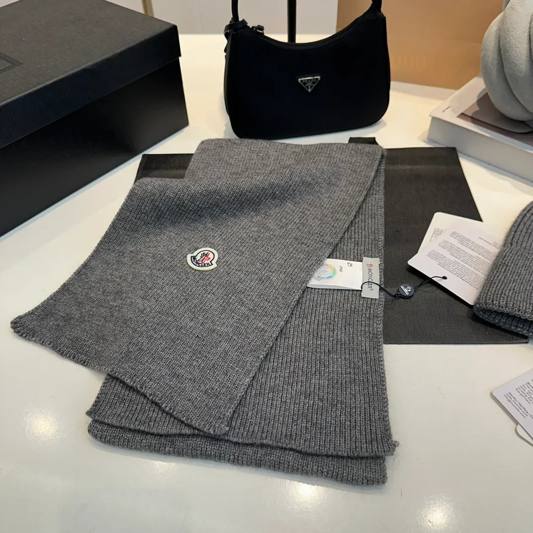 P160 Moncler muzzle suit autumn and winter style cuffed wool knitted beanie High quality customization! This must be my favorite of minimalism. It is clean, neat, fashionable and versatile, and will definitely not be picky about your face shape! A fashionable classic that lasts forever! Both men and women are welcome!