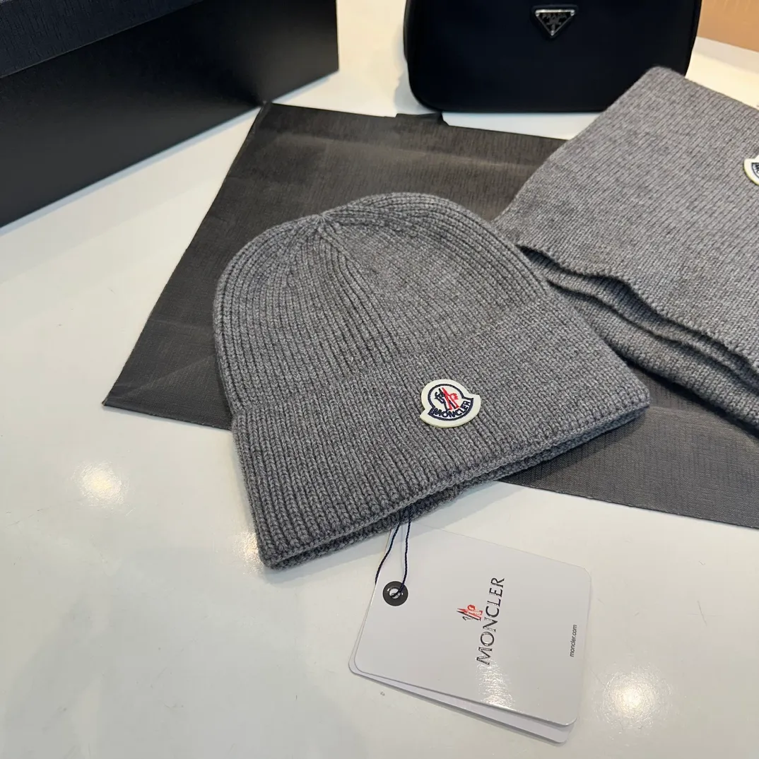 P160 Moncler muzzle suit autumn and winter style cuffed wool knitted beanie High quality customization! This must be my favorite of minimalism. It is clean, neat, fashionable and versatile, and will definitely not be picky about your face shape! A fashionable classic that lasts forever! Both men and women are welcome!