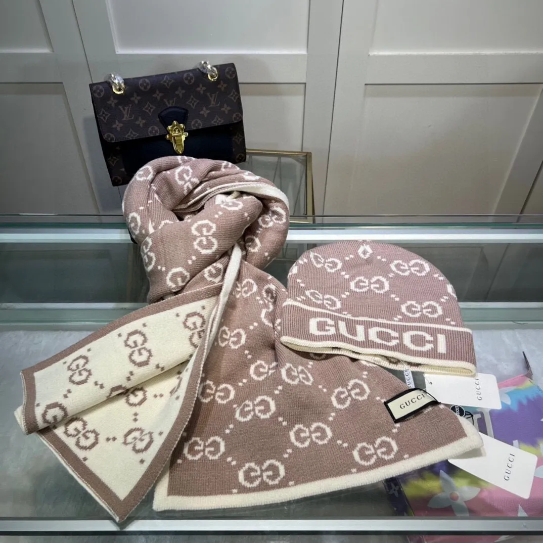 P160 GUCCI classic suit hat! Hat ➕Scarf! Cashmere and Rabbit Velvet Quality! It's warm and super comfortable~A great tool for young ladies to reduce their age in winter~This winter, all you need is a set of hats~It's warm and fashionable! Unisex model! Can be made as a couple model! Complete range of anti-counterfeiting labels and elevators! Many styles, welcome to choose!!