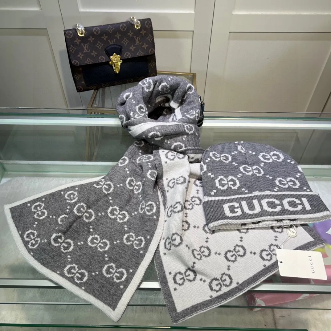 P160 GUCCI classic suit hat! Hat ➕Scarf! Cashmere and Rabbit Velvet Quality! It's warm and super comfortable~A great tool for young ladies to reduce their age in winter~This winter, all you need is a set of hats~It's warm and fashionable! Unisex model! Can be made as a couple model! Complete range of anti-counterfeiting labels and elevators! Many styles, welcome to choose!!