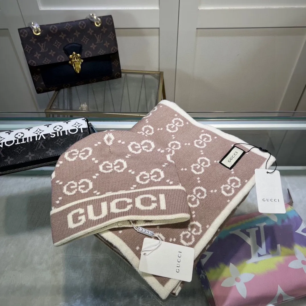 P160 GUCCI classic suit hat! Hat ➕Scarf! Cashmere and Rabbit Velvet Quality! It's warm and super comfortable~A great tool for young ladies to reduce their age in winter~This winter, all you need is a set of hats~It's warm and fashionable! Unisex model! Can be made as a couple model! Complete range of anti-counterfeiting labels and elevators! Many styles, welcome to choose!!