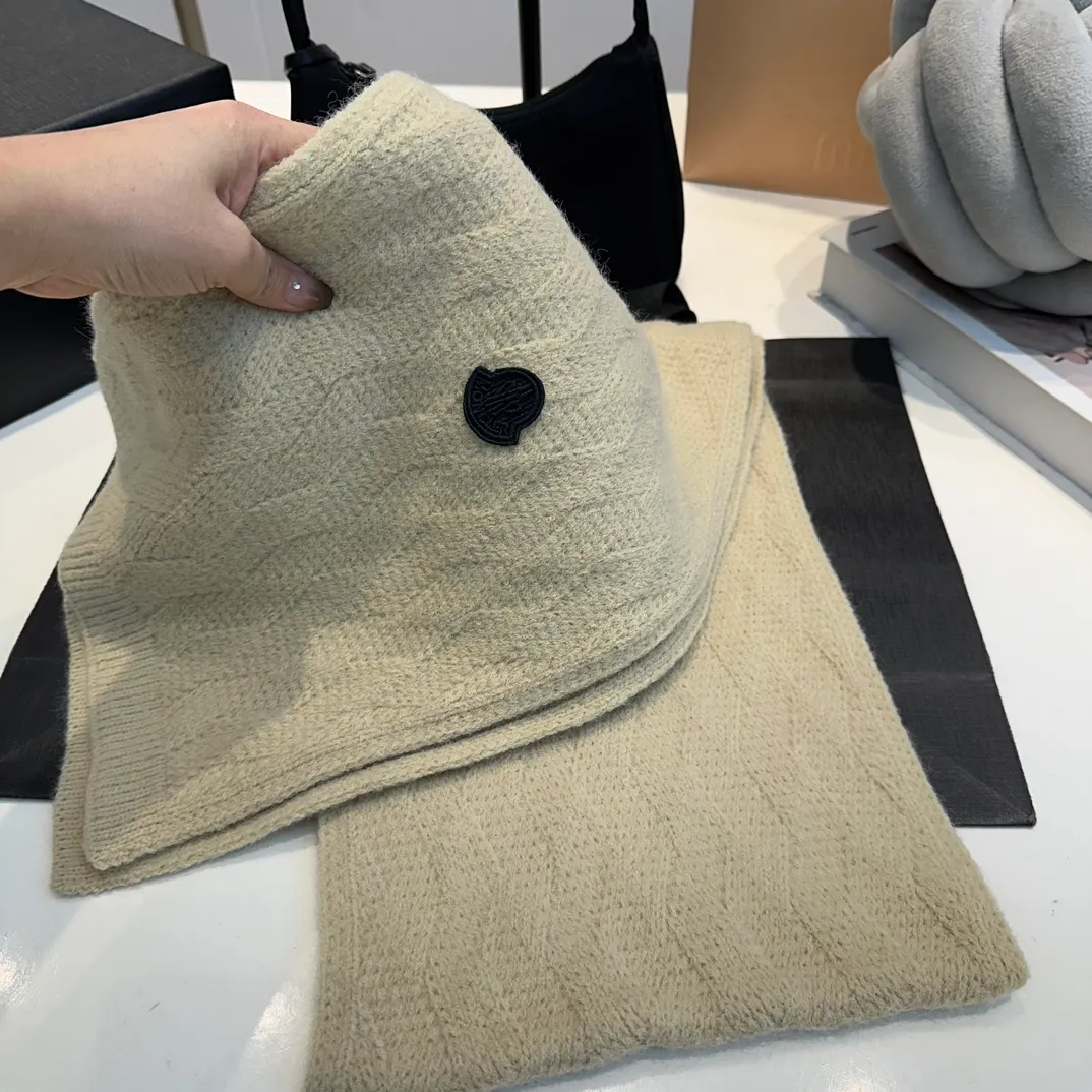 P170 Moncler autumn and winter counter model knitted beanie + scarf + gloves three-piece set, classic pattern, warm and fashionable! Fashionable and popular 🌸First-class texture, pure wool