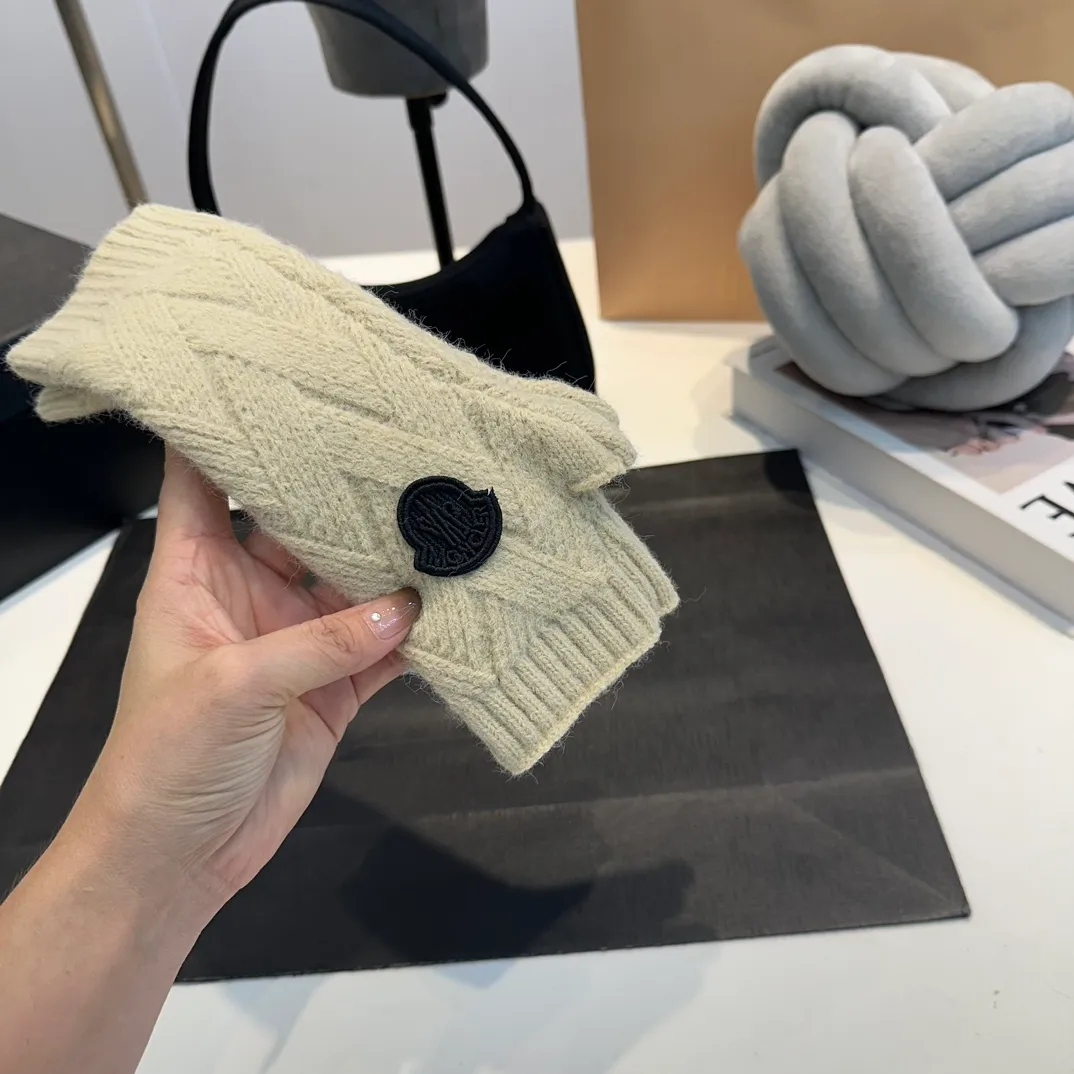 P170 Moncler autumn and winter counter model knitted beanie + scarf + gloves three-piece set, classic pattern, warm and fashionable! Fashionable and popular 🌸First-class texture, pure wool