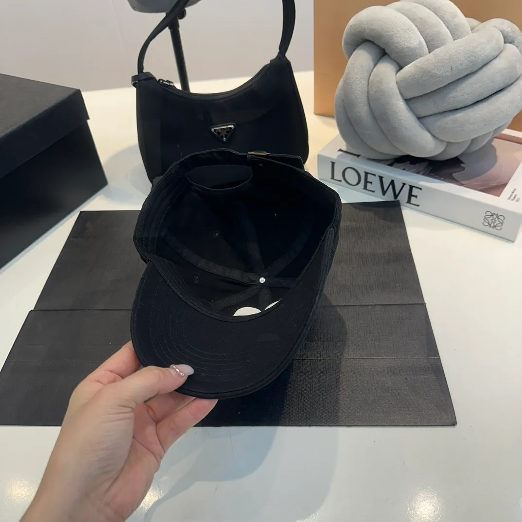 P60 Moncler muzzled* American retro embroidered baseball cap. High version counter version, with fine letters~P260 The hat itself is very stylish. It is crazy to call, and it goes well with fried chicken. It directly fills the atmosphere!