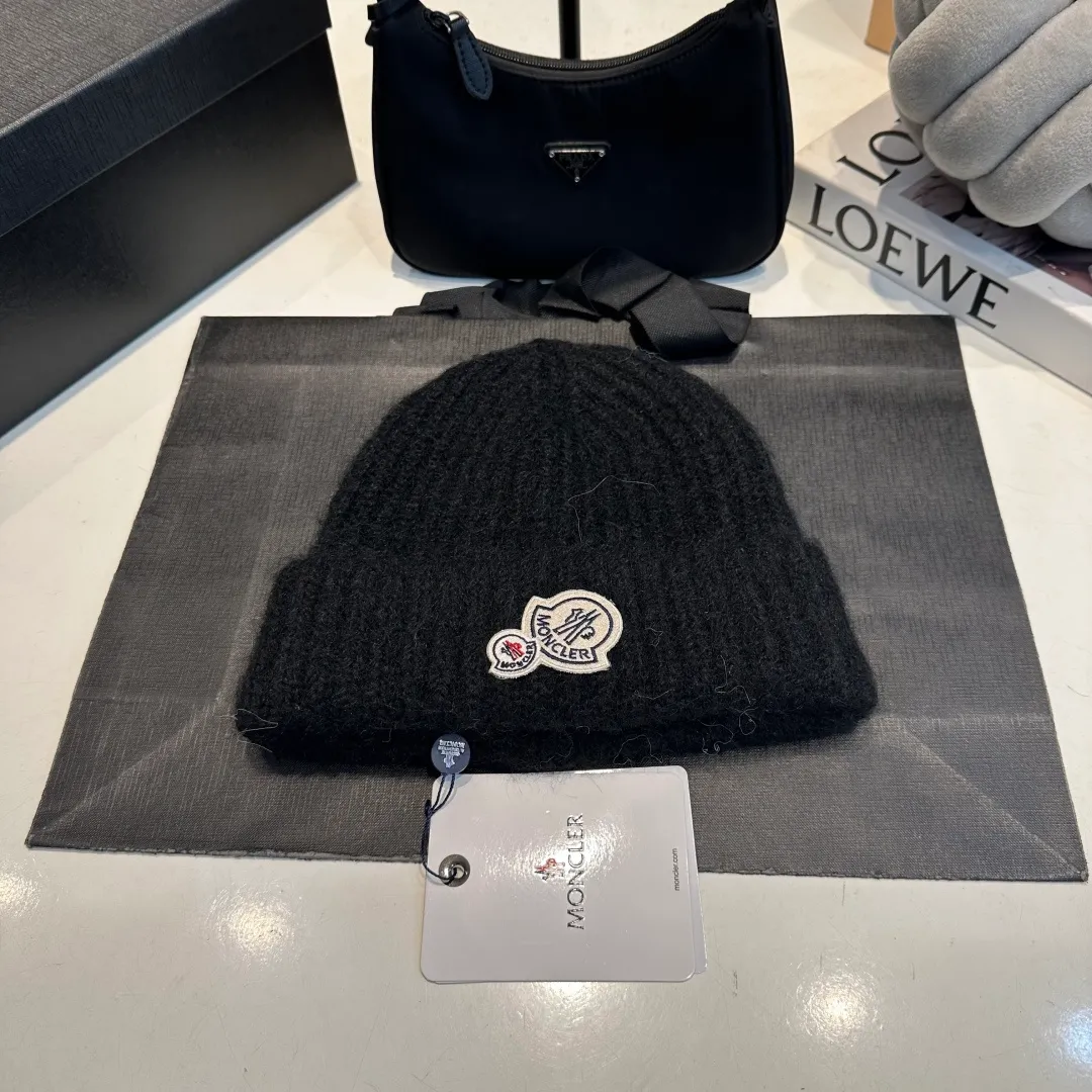 P56 MONCLER 🎩 wool knitted beanie, good quality, high-end, super soft! Super hot💖The texture is great and it’s great to match when out on the street! Fashion trends! A must-have item for winter, the same style for men and women, get it now!