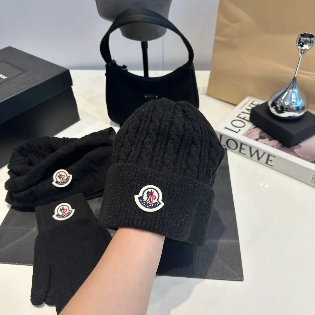 p140 Moncler muzzle suit hat + gloves + scarf autumn and winter style knitted beanie. This must be a minimalist favorite. It is clean, neat, fashionable and versatile, and will never be picky about your face shape! A fashionable classic that lasts forever! Both men and women are welcome!