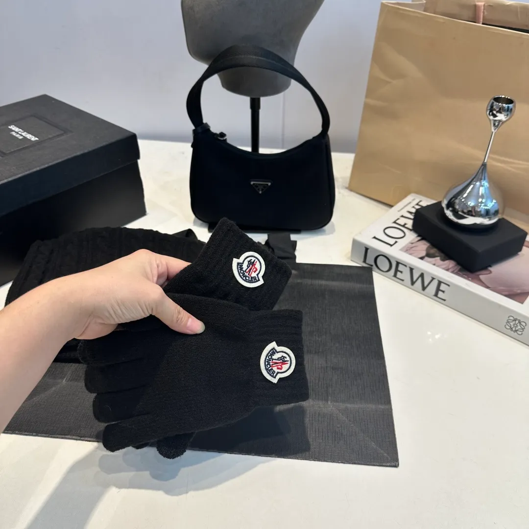 p140 Moncler muzzle suit hat + gloves + scarf autumn and winter style knitted beanie. This must be a minimalist favorite. It is clean, neat, fashionable and versatile, and will never be picky about your face shape! A fashionable classic that lasts forever! Both men and women are welcome!