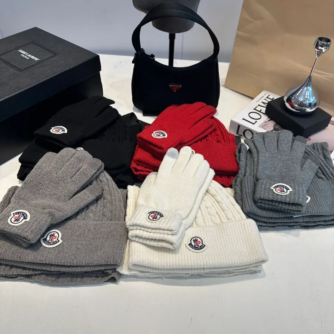 p140 Moncler muzzle suit hat + gloves + scarf autumn and winter style knitted beanie. This must be a minimalist favorite. It is clean, neat, fashionable and versatile, and will never be picky about your face shape! A fashionable classic that lasts forever! Both men and women are welcome!