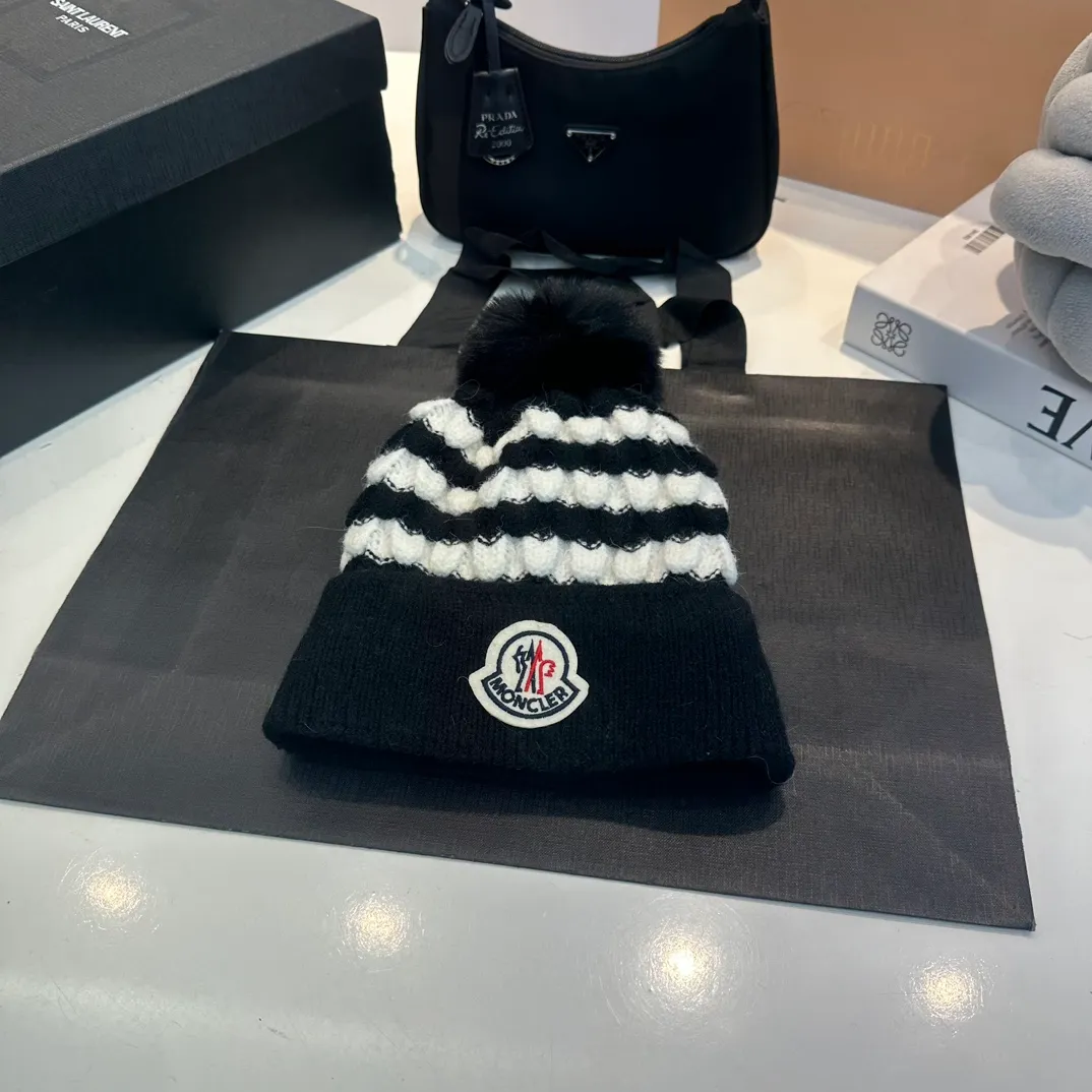 P60 moncler hooded twist warm beanie, sweet and cool style get! Reduce your age and make your face look smaller. I’d like to share it with everyone. The four colors all match well. The breasts are milky.