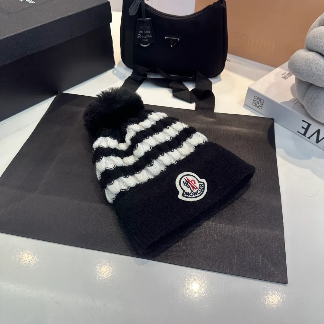 P60 moncler hooded twist warm beanie, sweet and cool style get! Reduce your age and make your face look smaller. I’d like to share it with everyone. The four colors all match well. The breasts are milky.