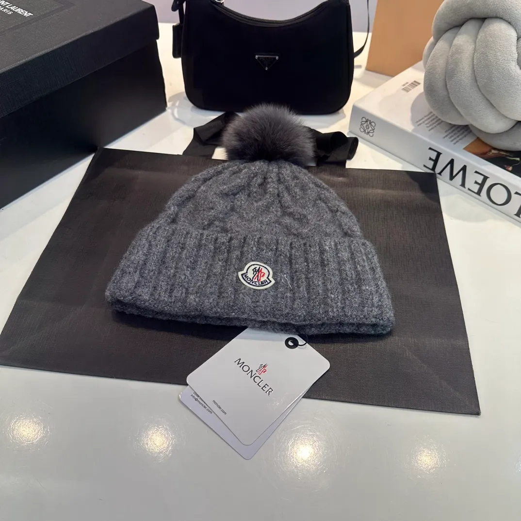 P90 Moncler👒high-end genuine exclusive style, hemp flower knitted hat, made of selected wool, skin-friendly and super soft‼ ️Paired with fox fur balls, it is very age-reducing‼ ️Complete trademark hangtags