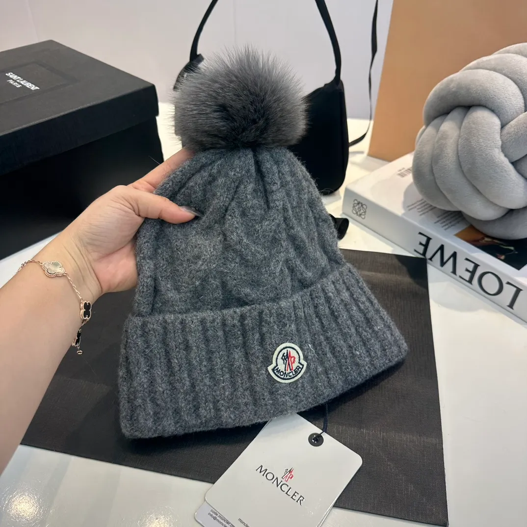 P90 Moncler👒high-end genuine exclusive style, hemp flower knitted hat, made of selected wool, skin-friendly and super soft‼ ️Paired with fox fur balls, it is very age-reducing‼ ️Complete trademark hangtags