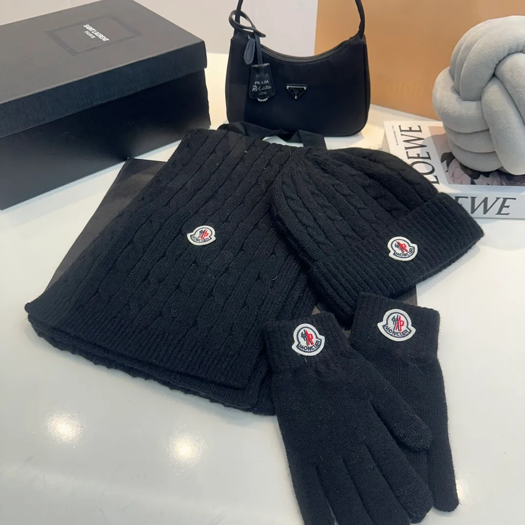 P180 Moncler autumn and winter counter model knitted beanie + scarf + gloves three-piece set, classic pattern, warm and fashionable! Fashionable and popular 🌸First-class texture, pure wool
