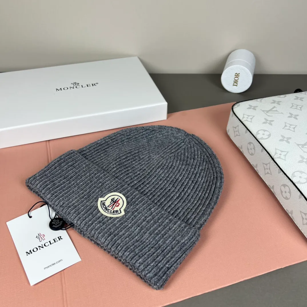 P50 comes with dust bag 🌺【MONCLER】Official website classic model, pay attention to the quality, the only one in the market that pays attention to quality details, 70% wool, 30% rabbit fur knitted hat! The same style for men and women, thicker and warmer, fashionable and popular 🌸First-class quality, the best brand for warmth in autumn and winter, order now, limited edition