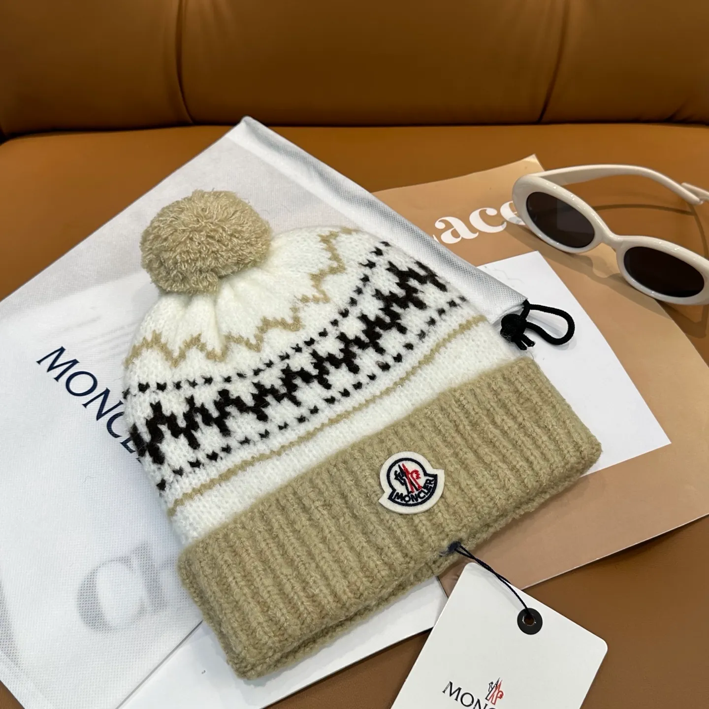 P70 high version Moncler knitted hat with mouth, very soft and skin-friendly, very elastic 💓 Textured and very versatile style ~ Warm cashmere woolen hat, one size fits all and elastic ~ Unisex, can be worn by any head size. Super quality, highly recommended