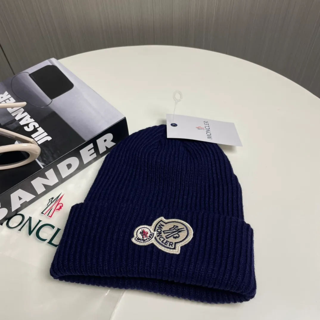 P56 comes with a dust bag for Moncler💥 Official website classic knitted hat, original replica. Very soft and skin-friendly, very elastic 💓 Textured and very versatile style ~ Warm cashmere woolen hat, one size fits all and elastic ~ Unisex, can be worn by any head size. Super quality, highly recommended