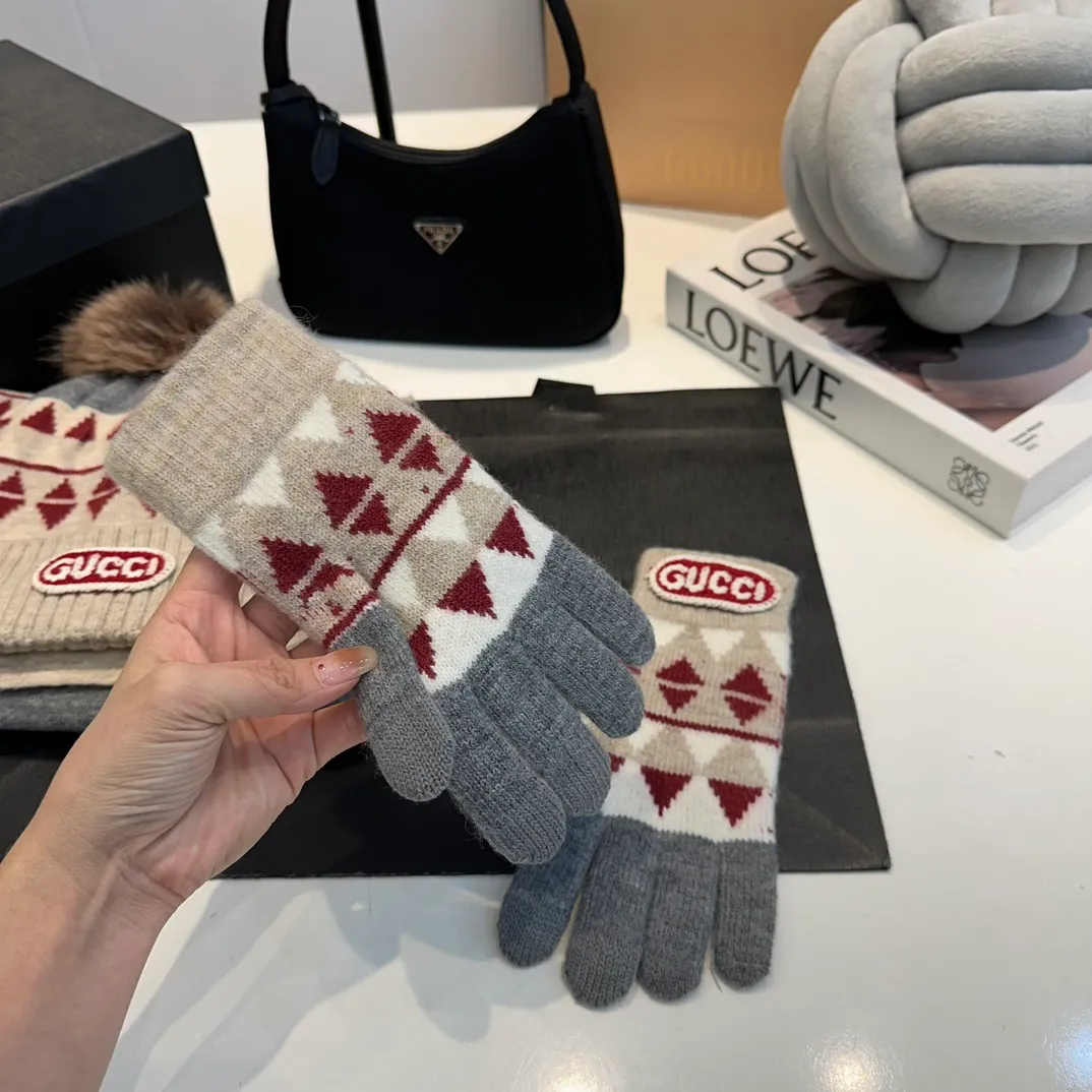 P180 Gucci Gucci scarf, gloves, hat three-piece set, casual and versatile, rabbit wool + cashmere knitted scarf and hat set, warm and fashionable, comfortable and soft texture, versatile style, unisex 💑couple style 😱[wit] winter warm series