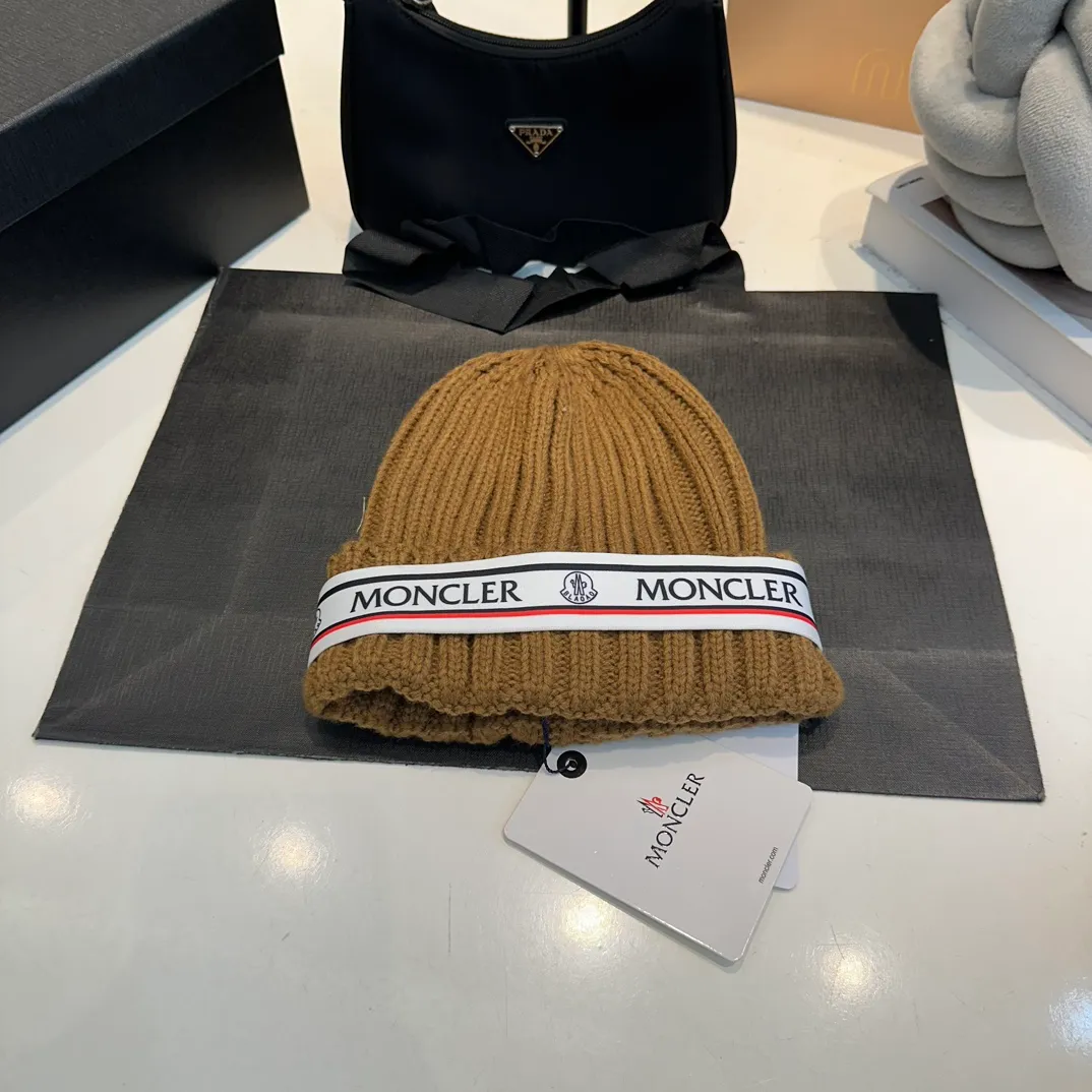 P70 Moncler Mouth Mouth, the latest model from the official website 🆕 Thick knitted beanie for autumn and winter. The knitted hat is a must-have for winter wear®️. It not only has the function of preventing cold, but also serves as a match to enhance the winter atmosphere. At the same time, thick knitted beanie is also very friendly to friends with big heads!