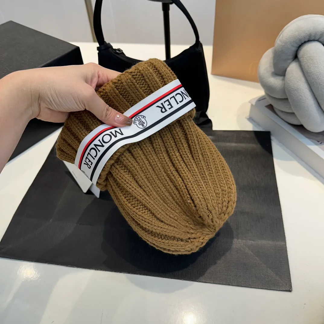 P70 Moncler Mouth Mouth, the latest model from the official website 🆕 Thick knitted beanie for autumn and winter. The knitted hat is a must-have for winter wear®️. It not only has the function of preventing cold, but also serves as a match to enhance the winter atmosphere. At the same time, thick knitted beanie is also very friendly to friends with big heads!