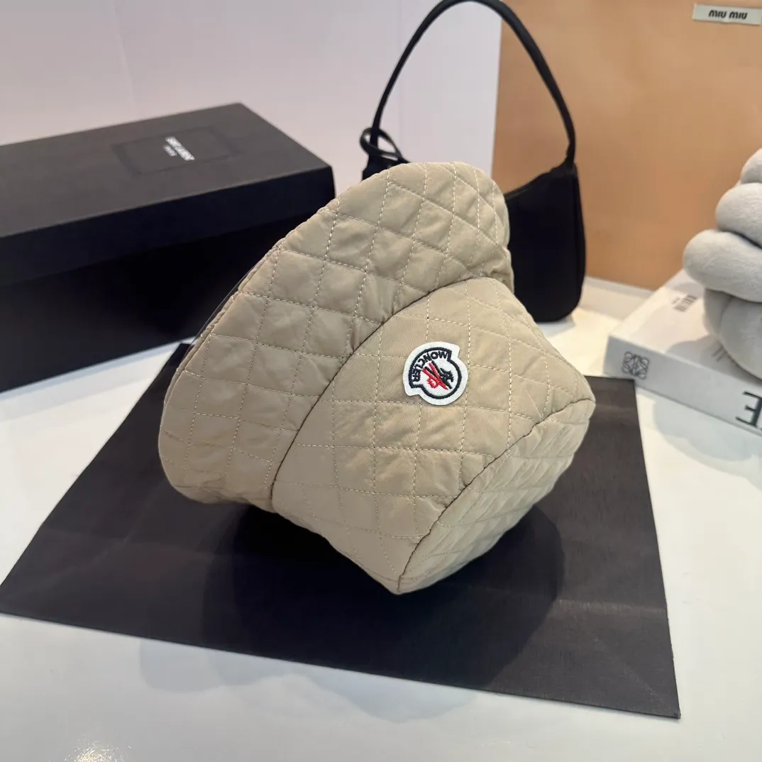 P70 Moncler Meng Mouth Women's Down Cotton Warm Fisherman Hat in Autumn and Winter. Lightweight, warm and comfortable winter fisherman hat. Diamond-shaped embroidered thread quilted, windproof and cold-proof. Also suitable for babies with big head circumferences.
