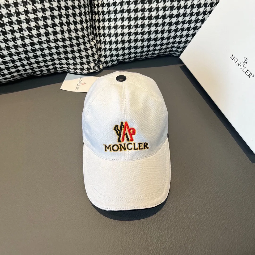 🉐90 Comes with a packaging bag, Moncler's new original baseball cap with a muzzle, 1:1 mold opening and customization at the counter, new three-dimensional embroidery, original canvas + first-layer cowhide, pure cotton lining, light and breathable! The quality is great, the basic head circumference is 56cm, and the patch is adjustable.
