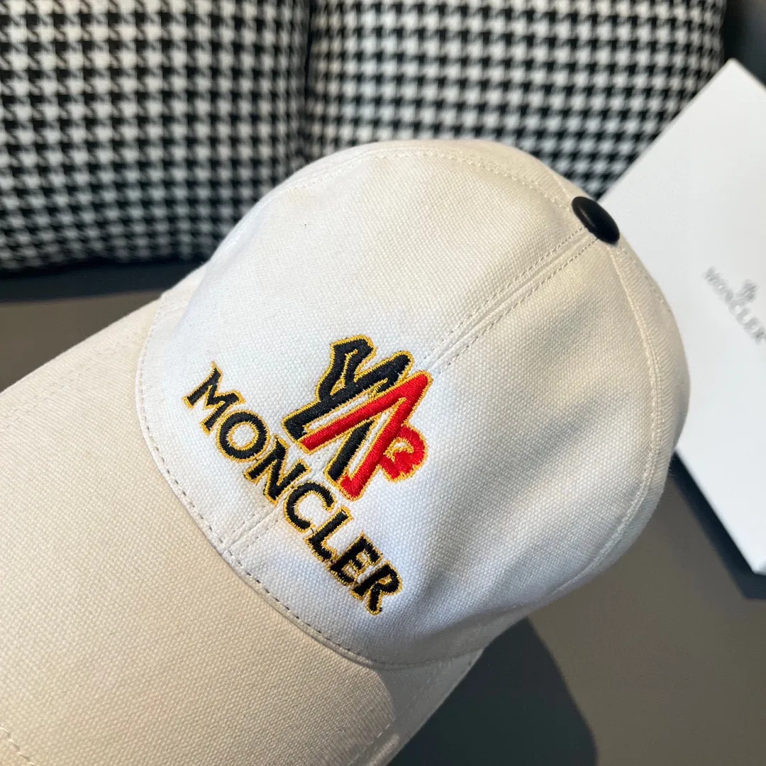 🉐90 Comes with a packaging bag, Moncler's new original baseball cap with a muzzle, 1:1 mold opening and customization at the counter, new three-dimensional embroidery, original canvas + first-layer cowhide, pure cotton lining, light and breathable! The quality is great, the basic head circumference is 56cm, and the patch is adjustable.