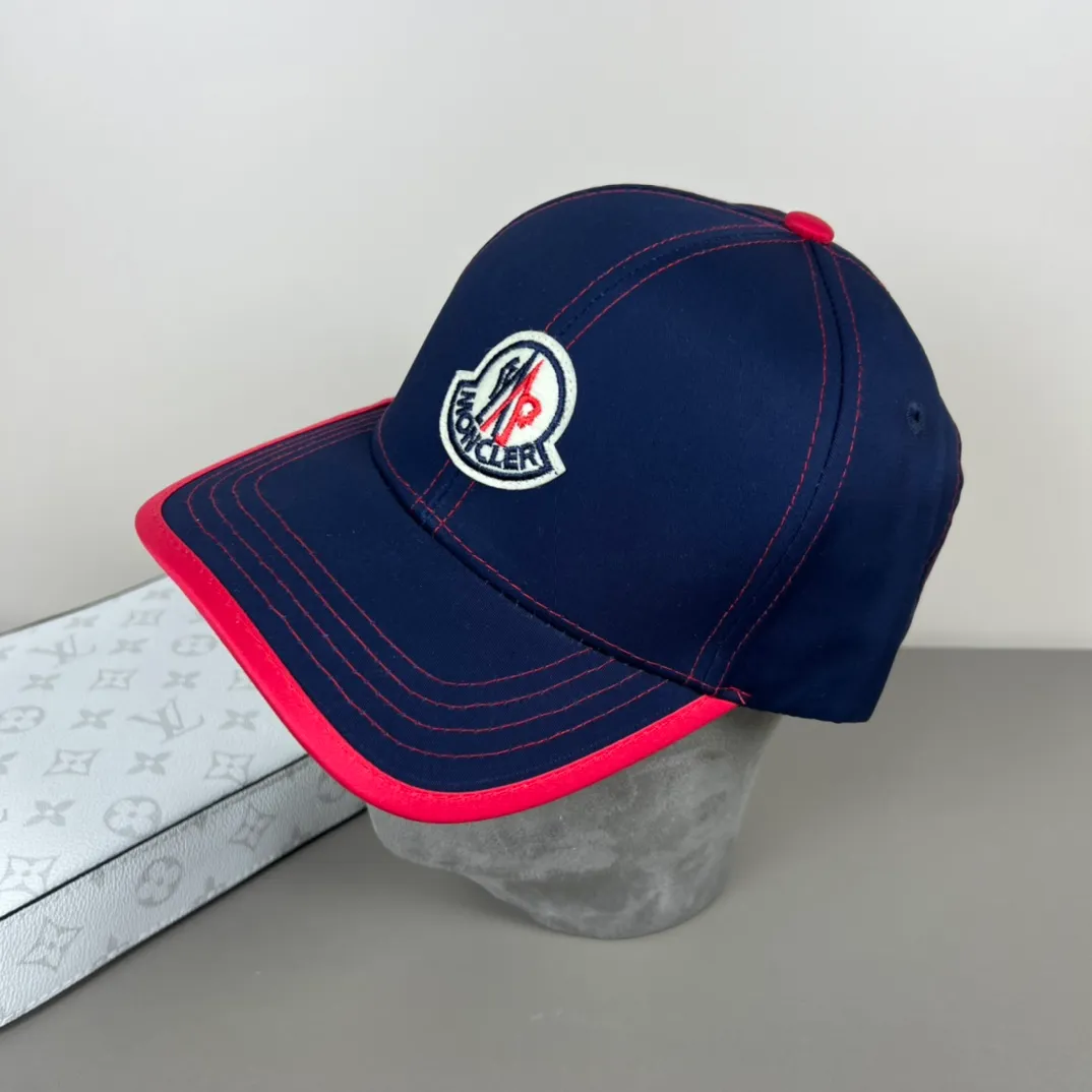 P56 comes with dust bag MONCLER mouth covering 🎩Good quality, high-end atmosphere, super popular 💖The texture is great, it is very easy to match when out on the street! Fashion trends! A must-have item for going out, the same style for men and women, get it now!