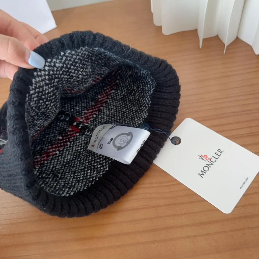 Moncler 25 autumn and winter wool knitted warm knitted hat has a soft and waxy texture like cashmere, authentic quality enjoyment!