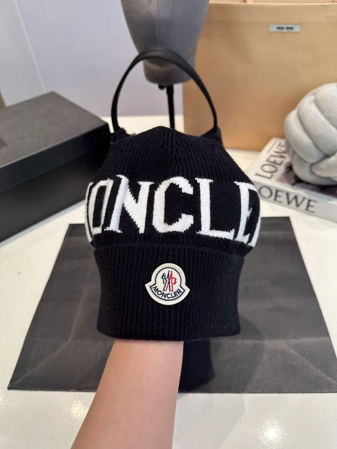 P46 Moncler 💥 Official website classic knitted hat, replica of the original. Very soft and skin-friendly, very elastic 💓 Textured and very versatile style ~ Warm cashmere woolen hat, one size fits all and elastic ~ Unisex, can be worn by any head size. Super quality, highly recommended